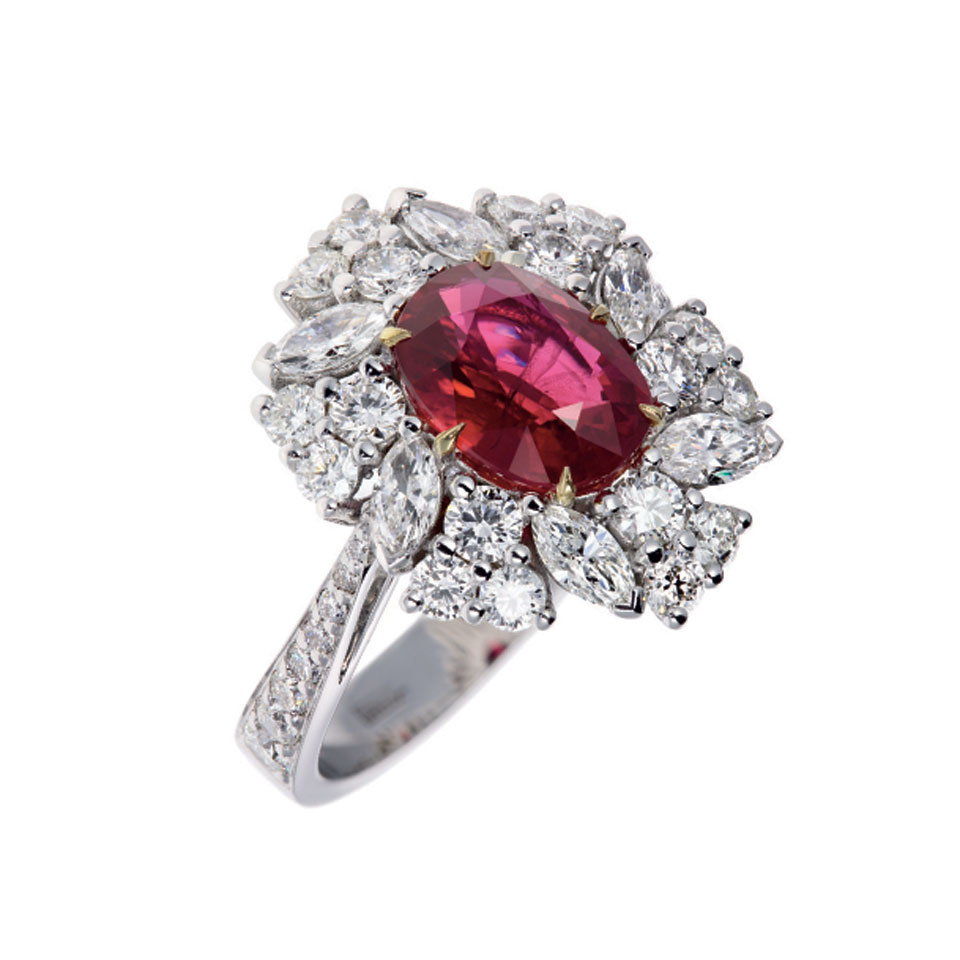 Кольцо с рубином формы "овал" и бриллиантами фантазийных форм